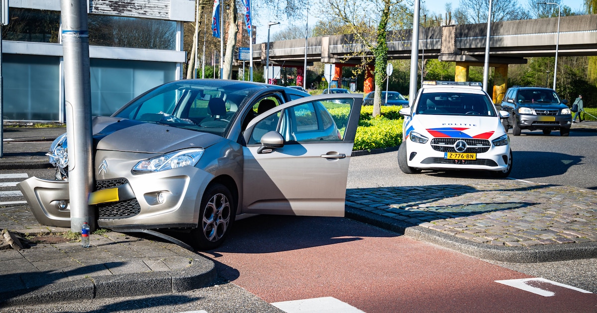 Auto botst tegen lantaarnpaal op Planetenlaan in Spijkenisse