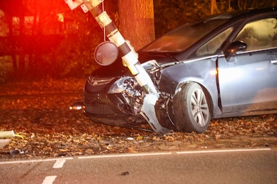 Automobilist knalt op lantaarnpaal in Ede