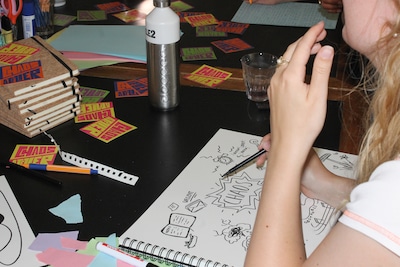 Even uit je hoofd: in dit Leidse atelier kunnen jongeren met een eigen manier van denken creatief aa
