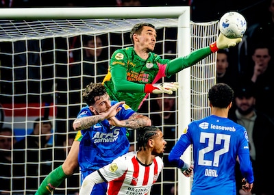 PSV smacht al jaren naar nieuw icoon op doel: ‘In de top is het heel moeilijk geworden voor keepers die in balbezit matig zijn’