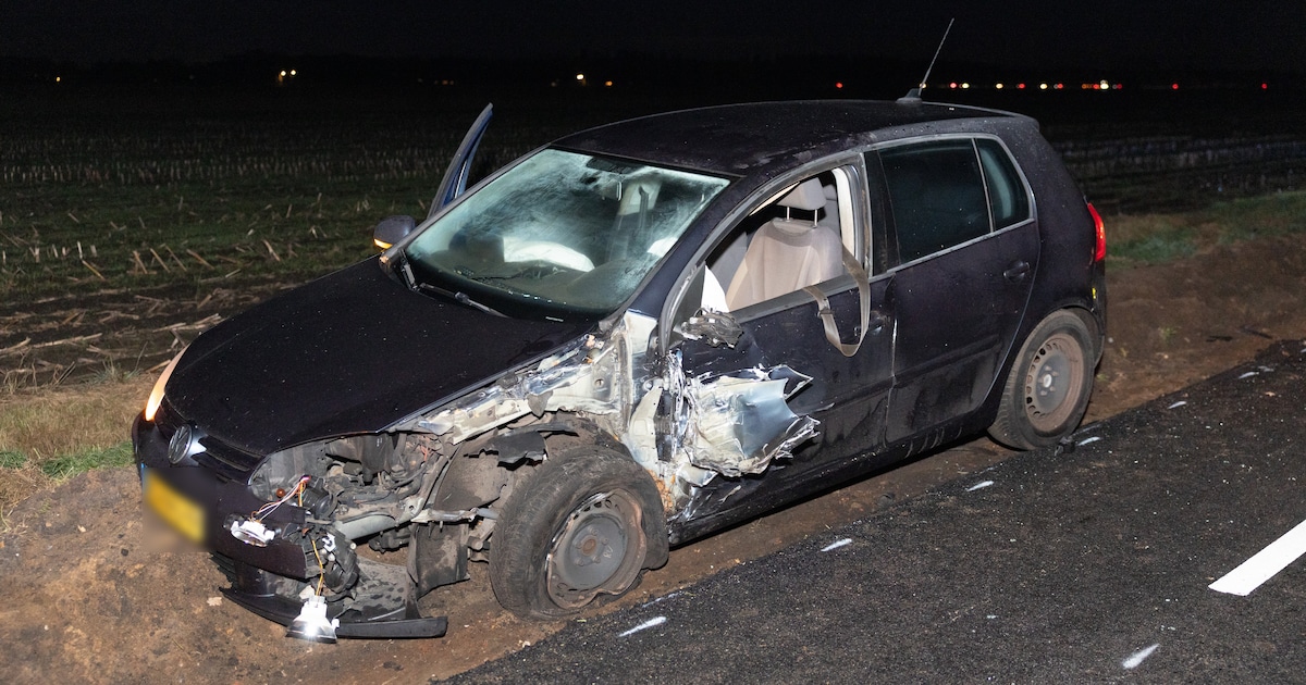 Auto in de kreukels na botsing in Stegeren