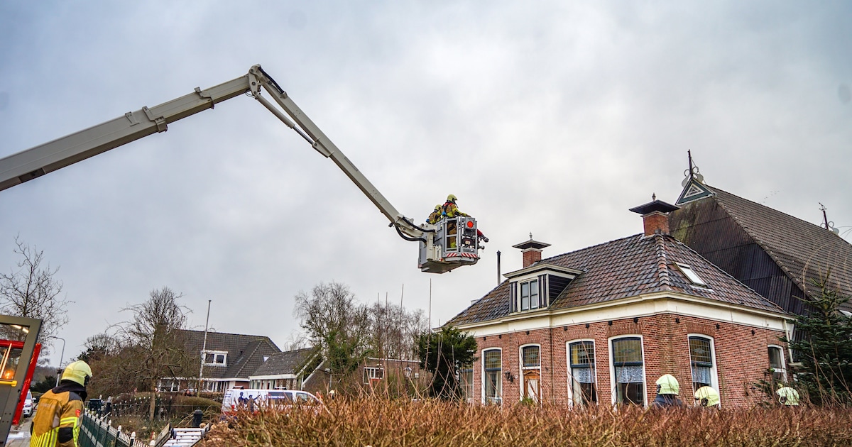 Brand in dak van woning op Stasjonswei in Holwerd
