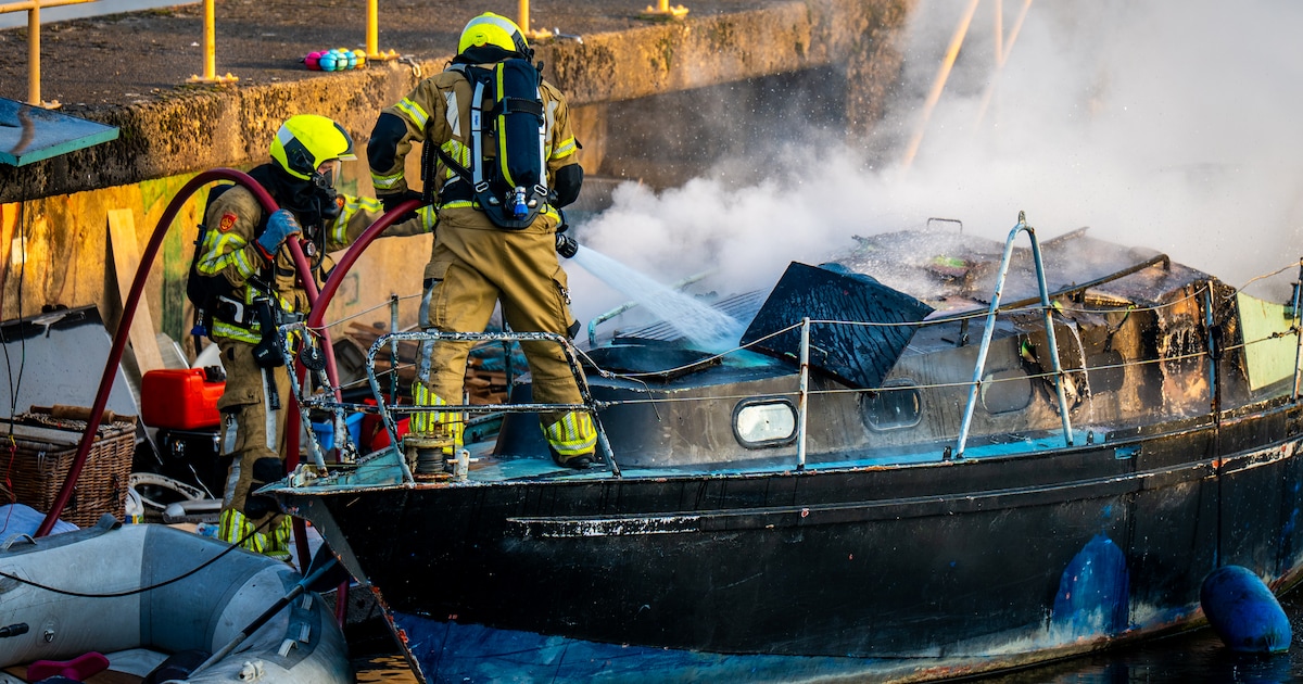 Flinke schade aan plezierbootje bij Rijnhavenbrug in Alphen na branduitbraak