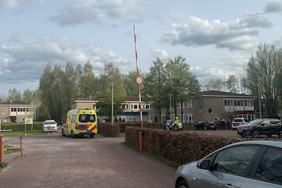 Veel politie en twee ambulances bij azc in Dronten na ‘massale’ vechtpartij
