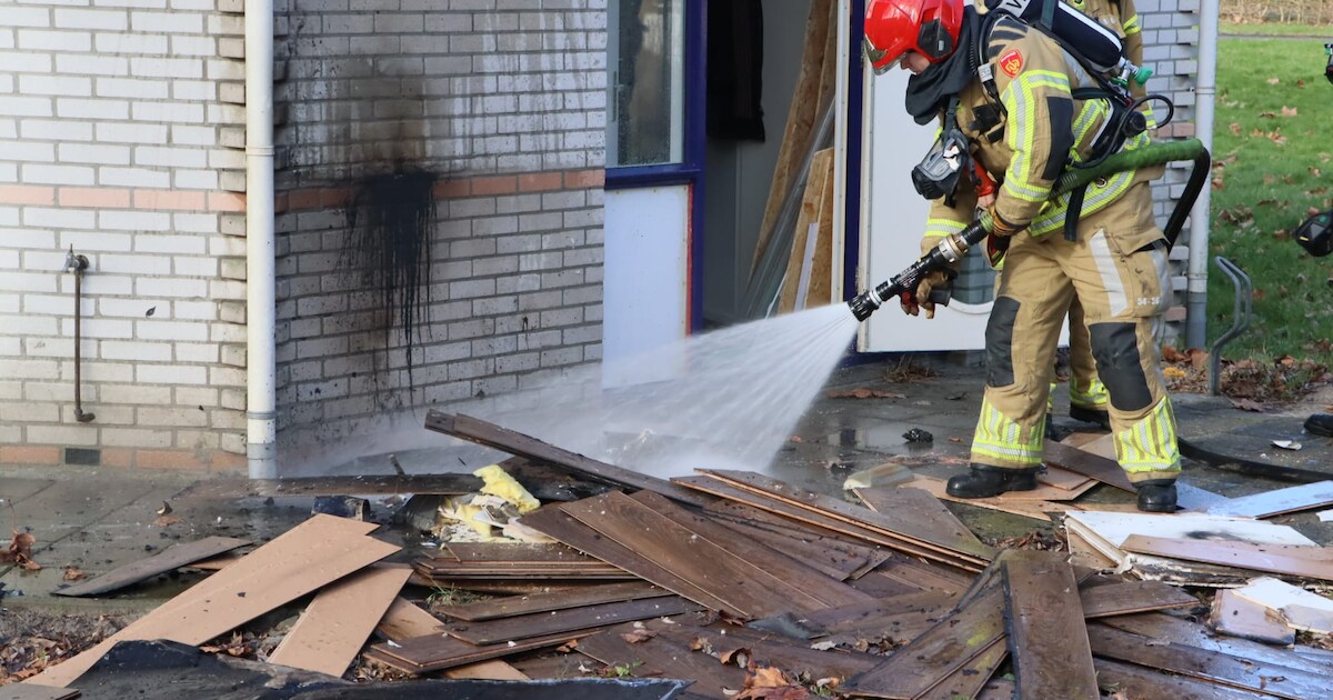 Brand bij kapperszaak in Almere: opgeslagen laminaat vliegt in brand