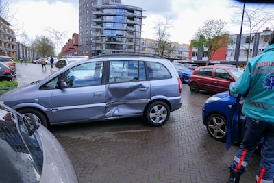 Auto’s botsen op parkeerplaats in Enschede, één gewonde naar ziekenhuis