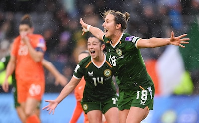 Oranje in problemen in Ierland nadat keeper zich verkijkt op schuiver, pegel van Wilms spat uiteen tegen lat