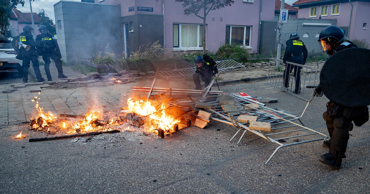 Opnieuw ME ingezet in Floradorp: agenten bekogeld met stenen, brandstichting en hekken op de weg gep