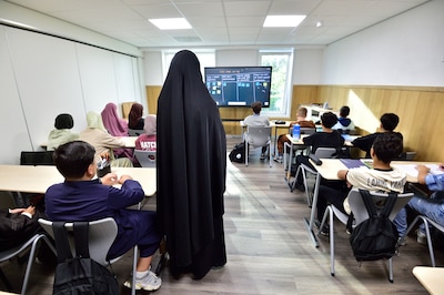 Zo gaat het eraan toe op de nieuwe islamitische middelbare school in Gouda: ‘Ik heb 0 fatbikes uitgedeeld’