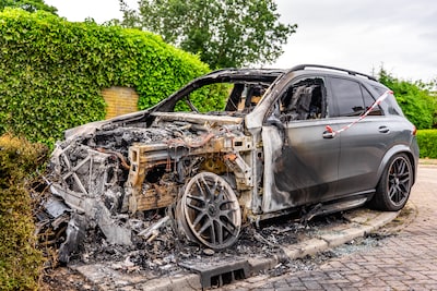 Geparkeerde auto met kinderzitje verwoest door brand in Beuningen