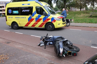 Scooterrijder gewond na botsing met auto in Veenendaal