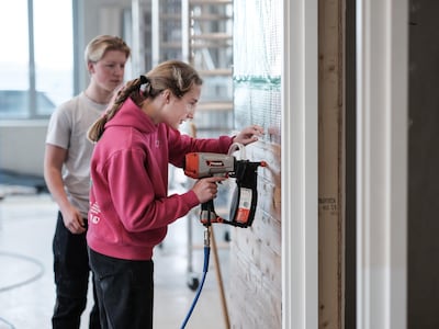 Timmeren, schuren, boren: op deze school maken de leerlingen twee levensgrote tiny houses die ook éc