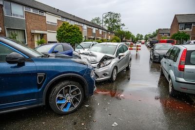 Twee auto’s botsen hard in Breda: forse schade, bestuurster naar het ziekenhuis