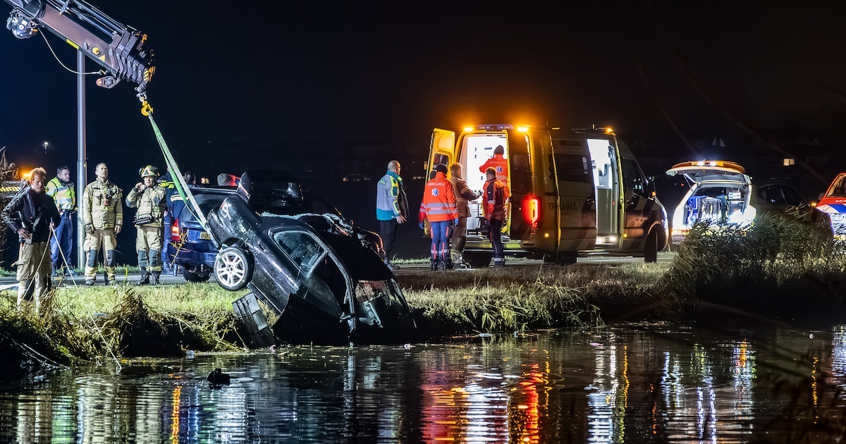 Vrouw (25) overleden nadat auto te water raakt in Ouderkerk aan de Amstel