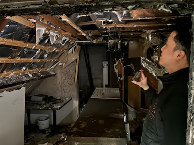 Met brandblusser uit het wokrestaurant probeert kok Wu zijn huis ernaast te blussen