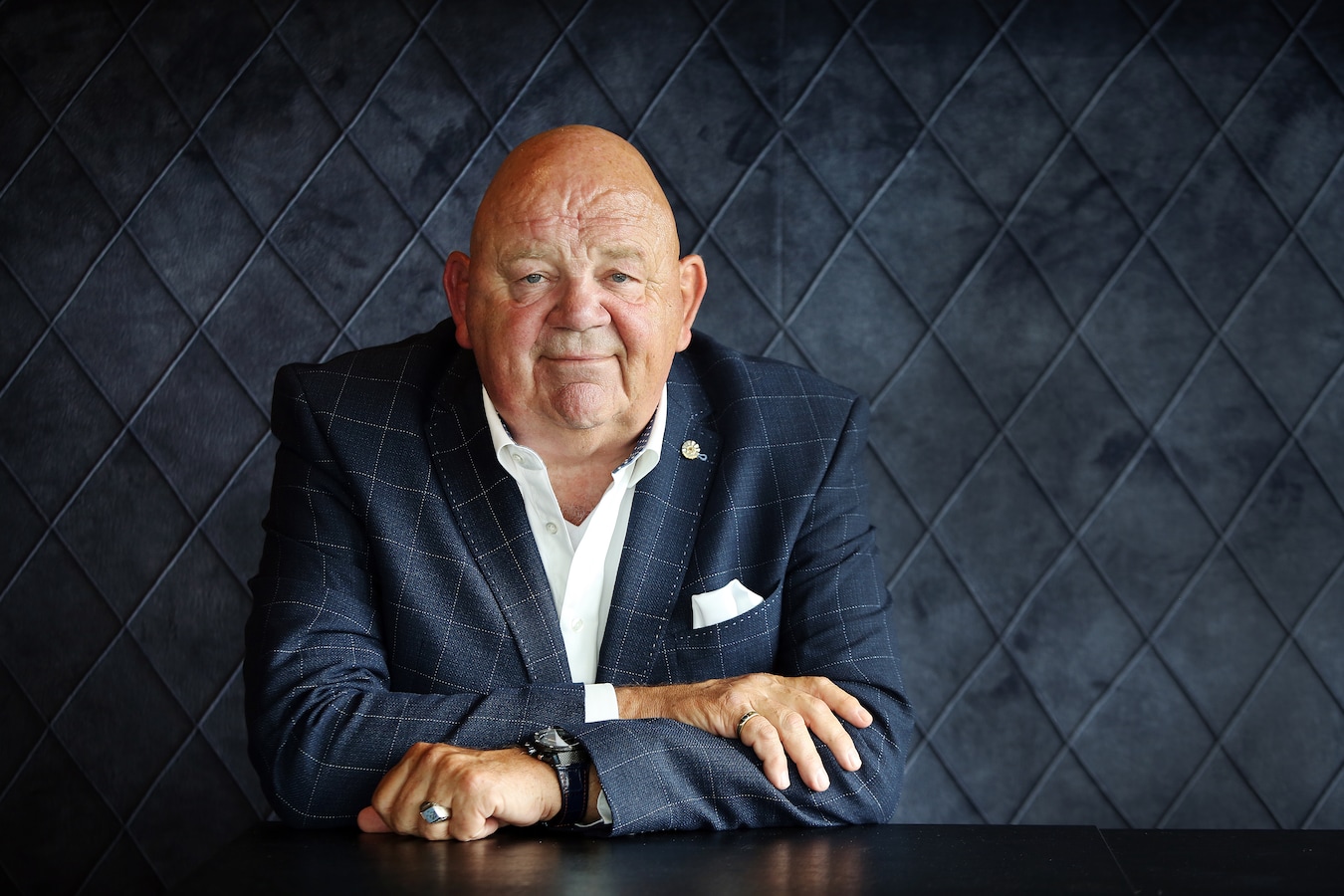 hij-was-de-baas-van-de-militaire-inlichtingen-en-veiligheidsdienst-maar-pas-sinds-zijn-optredens-op-tv-bij-vi-vandaag-is-pieter-cobelens-een-bner