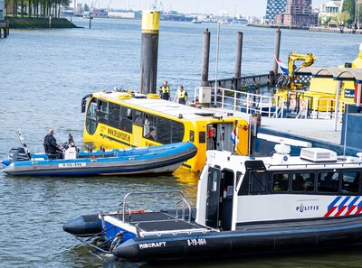 Splashbustour abrupt ten einde door rookontwikkeling onder bestuurdersstoel, 44 inzittenden geëvacueerd