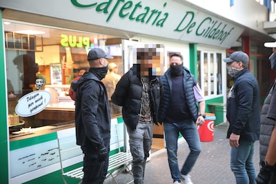 Normaal is haar snackbar tot 22.00 uur open, maar Brigitte vindt dat niet meer veilig: ‘Helaas enige