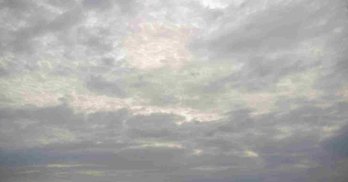 Zwaar bewolkt met weinig ruimte voor de zon in Rijssen-Holten in de ochtend