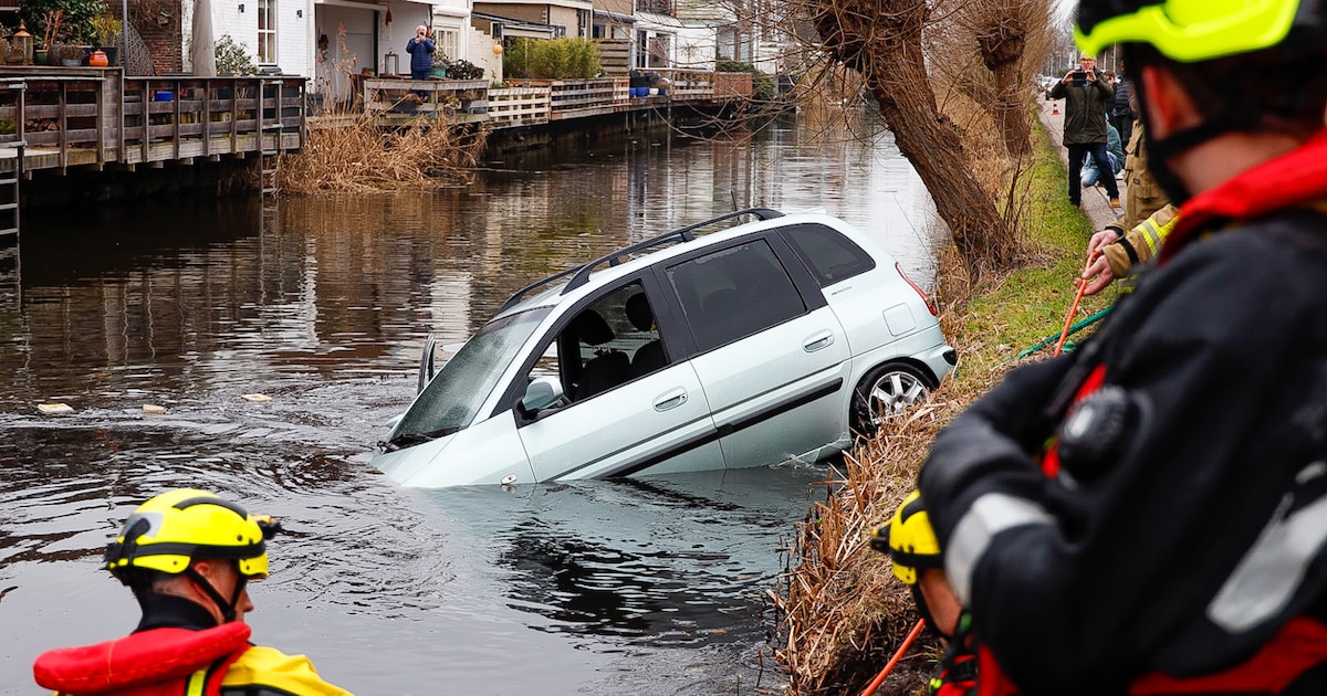 Automobilist rijdt sloot in tijdens keermanoeuvre in Kortenhoef