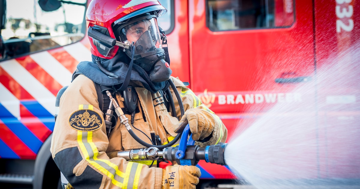 Brandweer laat leegstaand huis in Thesinge uitbranden: onbekend of er personen waren