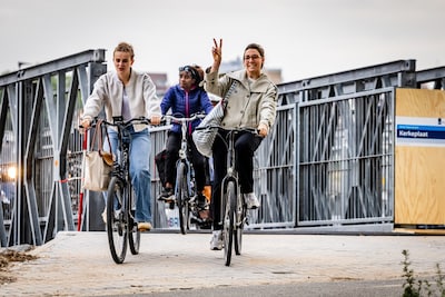 Bonnenregen voor fietsers bij pont, Dordrecht neemt maatregelen vanwege gevaarlijke verkeerssituatie