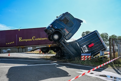Goederentrein ontspoord na aanrijding met vrachtauto in Europoort