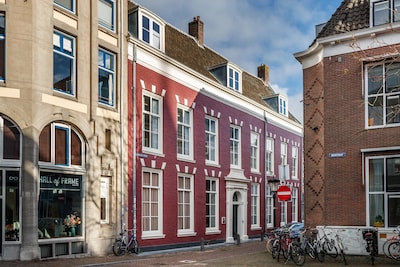 Zeventiende-eeuwse schildering en overwelfde kelder: in dit appartement hul je je in historische sfe