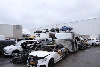 Tien kannen brandstof en cobra gevonden in beschadigde Audi, voertuigen stromen massaal binnen bij b