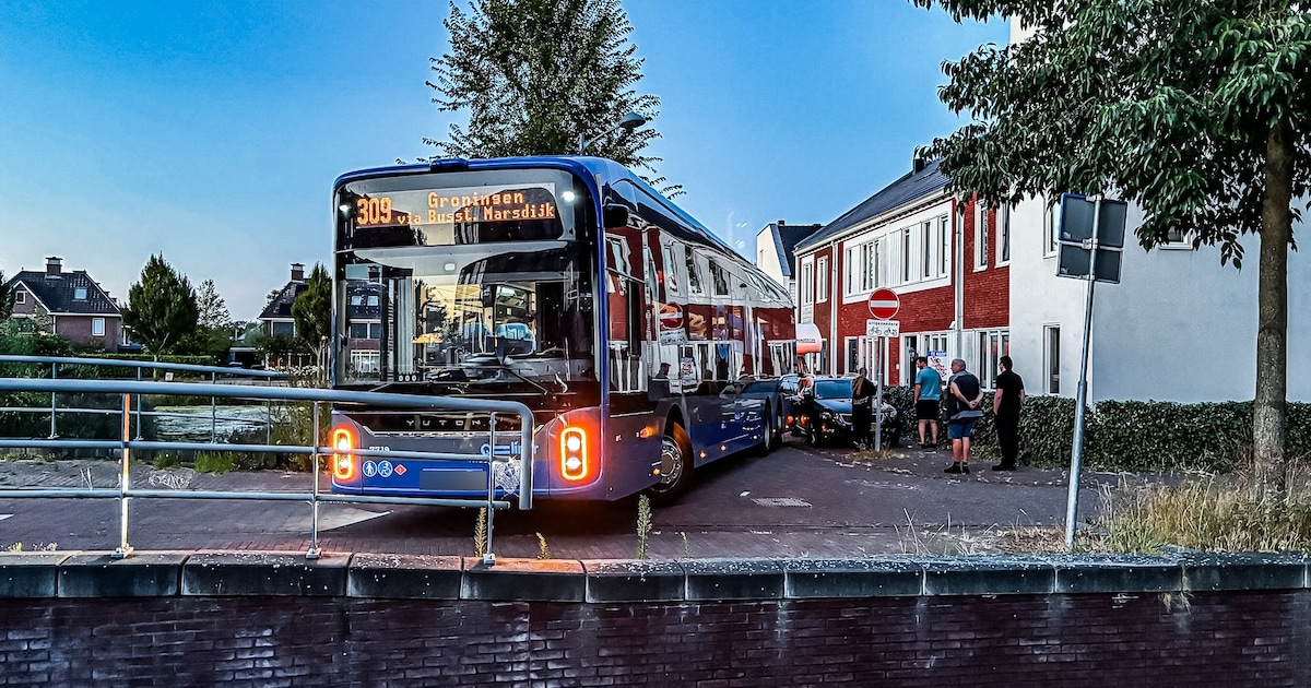 Stadsbus rijdt zich klem bij de Oostergracht in Assen, schampt geparkeerde auto