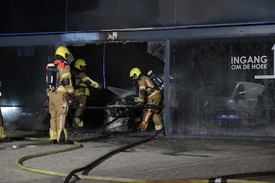 Auto in winkel vat vlam in Etten-Leur