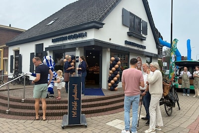 Als warme broodjes over de toonbank: drukte bij de opening van Bakkerij Koenen in Doetinchem (video)