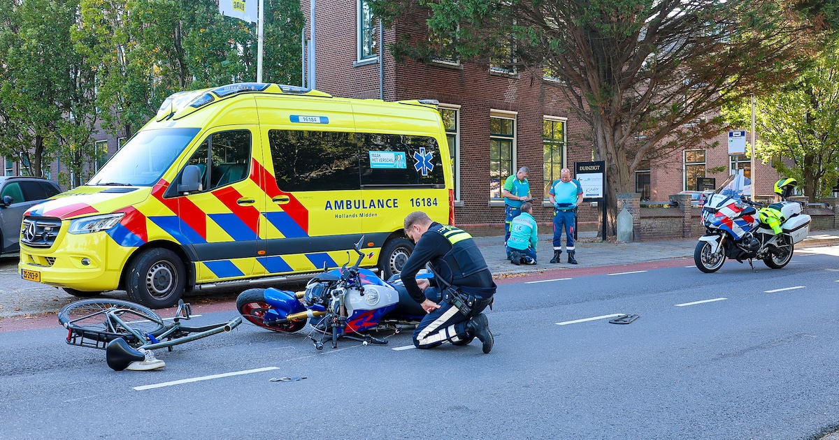 Fiets in twee stukken na zware botsing met motor in Oegstgeest
