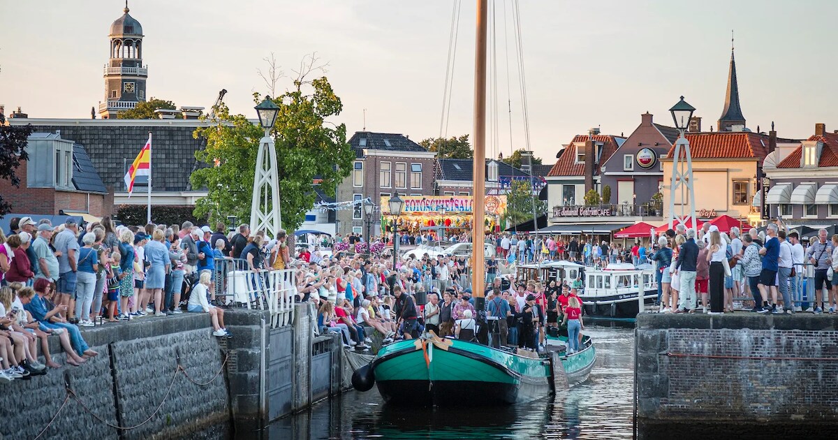 Traditionele SKS-skûtsjesparade dinsdagavond door centrum Lemmer