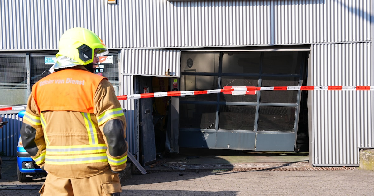 Auto rijdt door roldeur van garagebedrijf in Vlaardingen