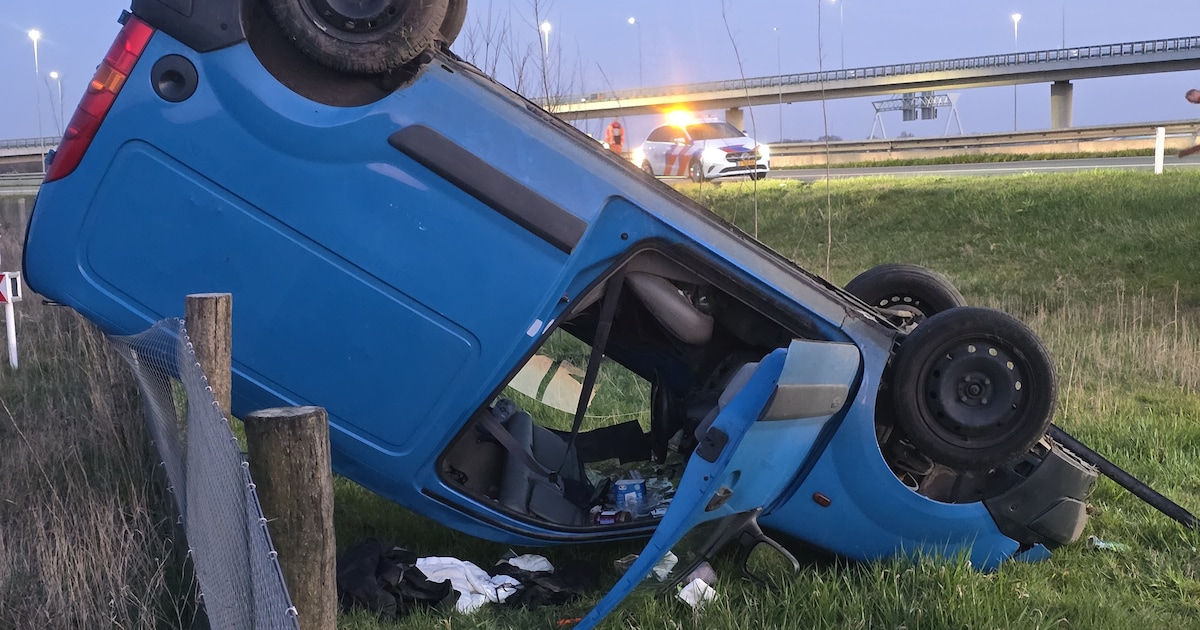 Bestelbus over hek in berm gelanceerd in Leiden
