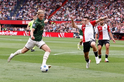 Spektakel in de Kuip: Feyenoord geeft het helemaal weg tegen Eagles en slikt gelijkmaker