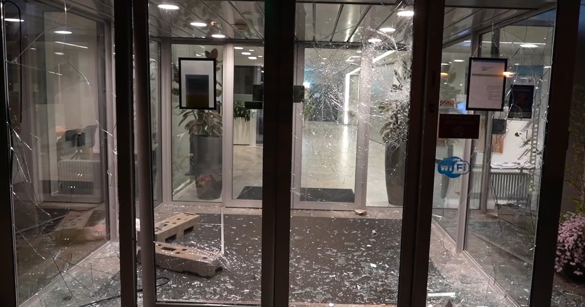 Gemeentehuis Loosdrecht vernield, stoeptegels en verkeersborden door ramen gegooid