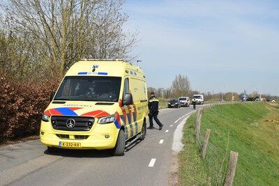 Vrouw valt met de fiets wanneer sturen in elkaar haken in Zuilichem