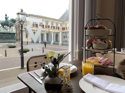 Een hapje of overnachten recht tegenover Paleis Noordeinde: zo ziet dat eruit