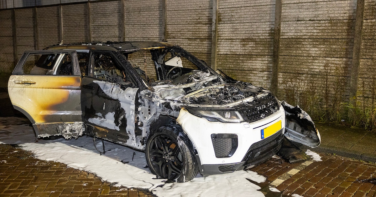 Auto in de as gelegd op Hendrik Figeeweg in Haarlem