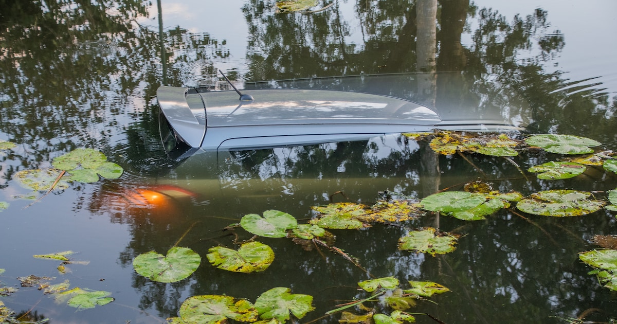 Auto rolt vanaf oprit het water in in Benschop