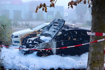 Autobrand in Denekamp: één auto verwoest, tweede zwaar beschadigd