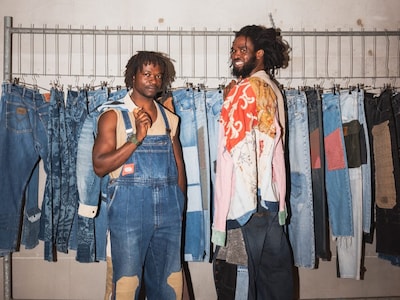 Van oude broek naar een jas met verhaal: bij Creator Holy krijgt kleding een tweede leven