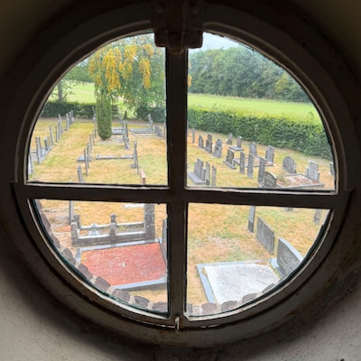 Voor 190 euro slaap je tussen de grafzerken in Fries gehucht: is deze kerk de prijs waard?
