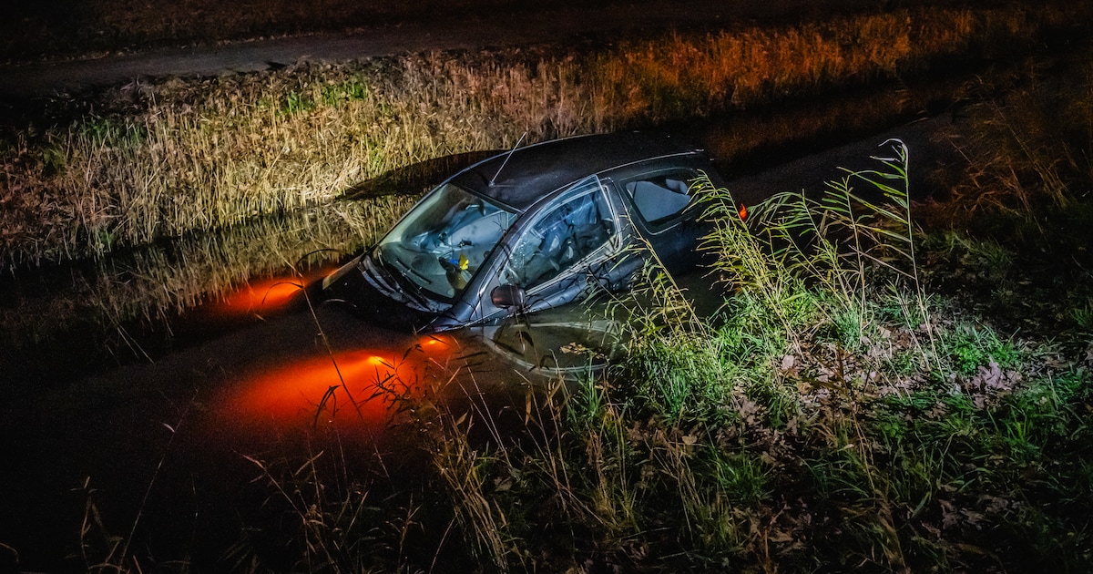 Auto belandt in sloot aan de Burgemeester van Beresteijnlaan Capelle aan den IJssel