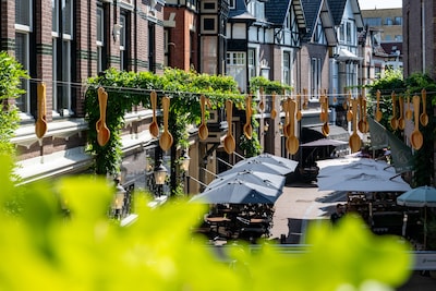 Nieuwe blikvanger in de Apeldoornse binnenstad: gouden lepels boven de straat