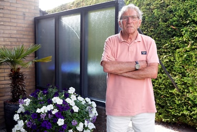 81-jarige keeper gaat het internet over met puike redding op hard schot: ‘Ha, dat was toch wel genieten, man’