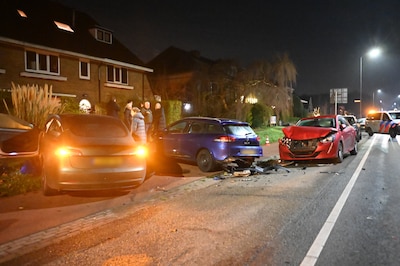 Automobilist botst op drie geparkeerde auto’s in Nijmegen: flinke ravage