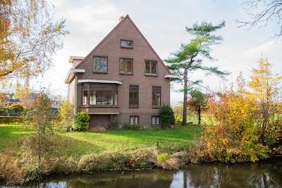 Deze villa heeft de sfeer van een landhuis